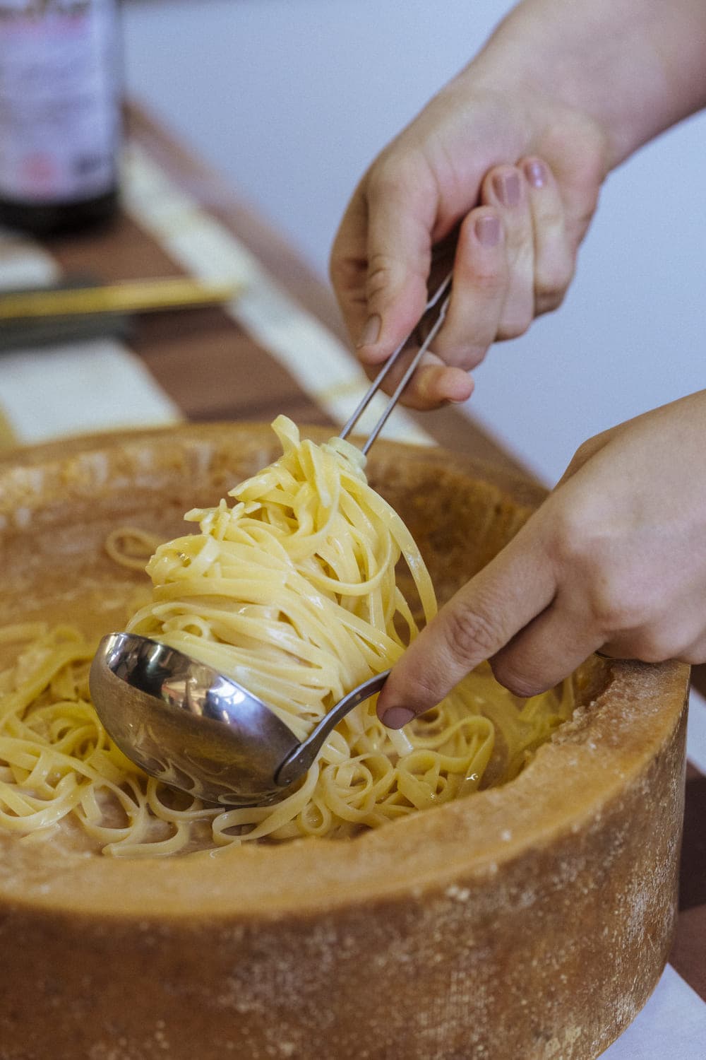 Ninhos de tagliatelle, pappardelle e fettuccine frescos em pano escuro